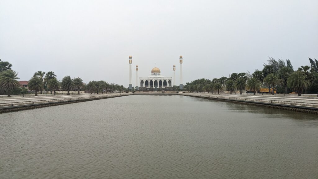 タイ南部のグルメタウン、ハジャイにある水面に映るモスクを見に行く旅　1日目